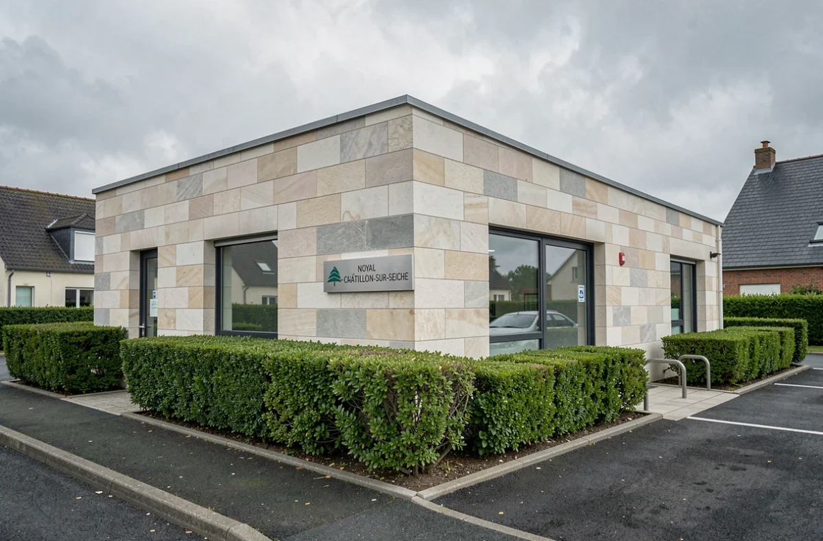 Façade de l'office notarial Trente Cinq Notaires à Noyal-Châtillon-sur-Seiche, bâtiment contemporain en pierre avec enseigne professionnelle